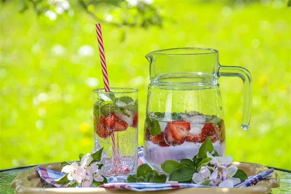 なぜ芝生をやめる人が増えているのか？低メンテナンスで蜜蜂も集まる12の代替植物